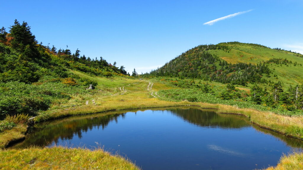 Estany a Aizu-Komagatake, a la tardor