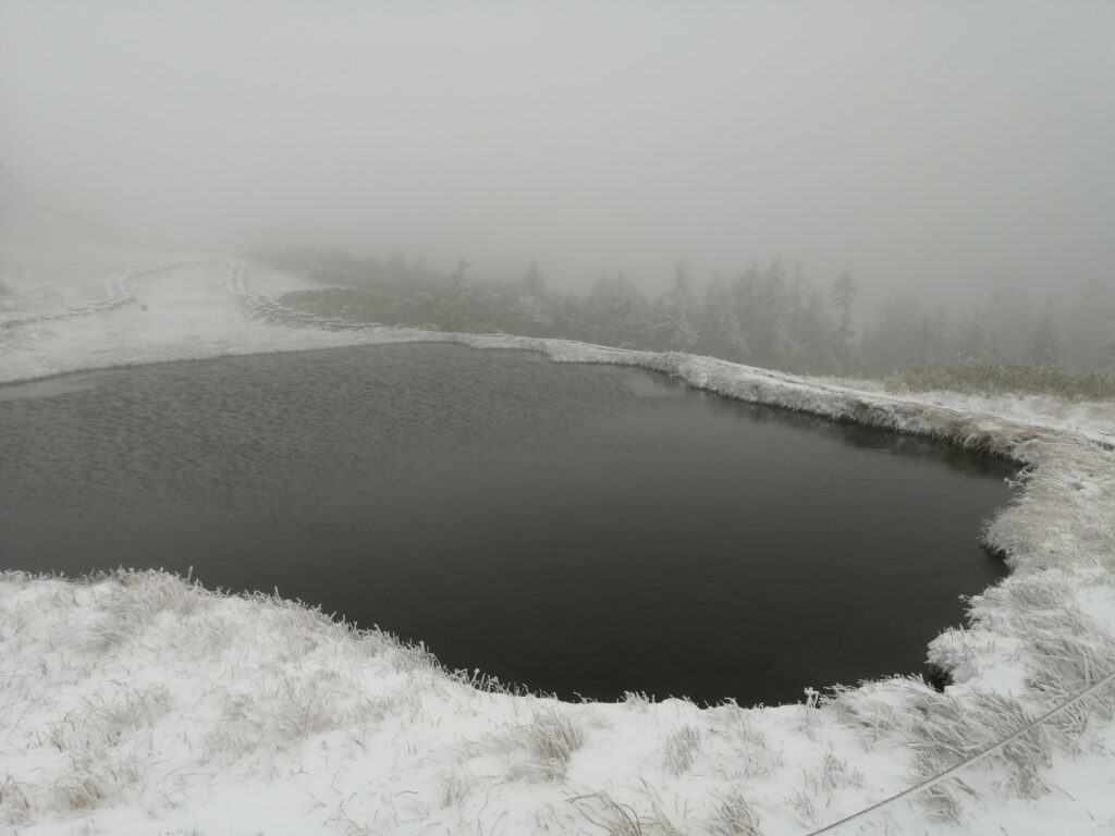 Estany a Aizu-Komagatake, a la tardor però nevat