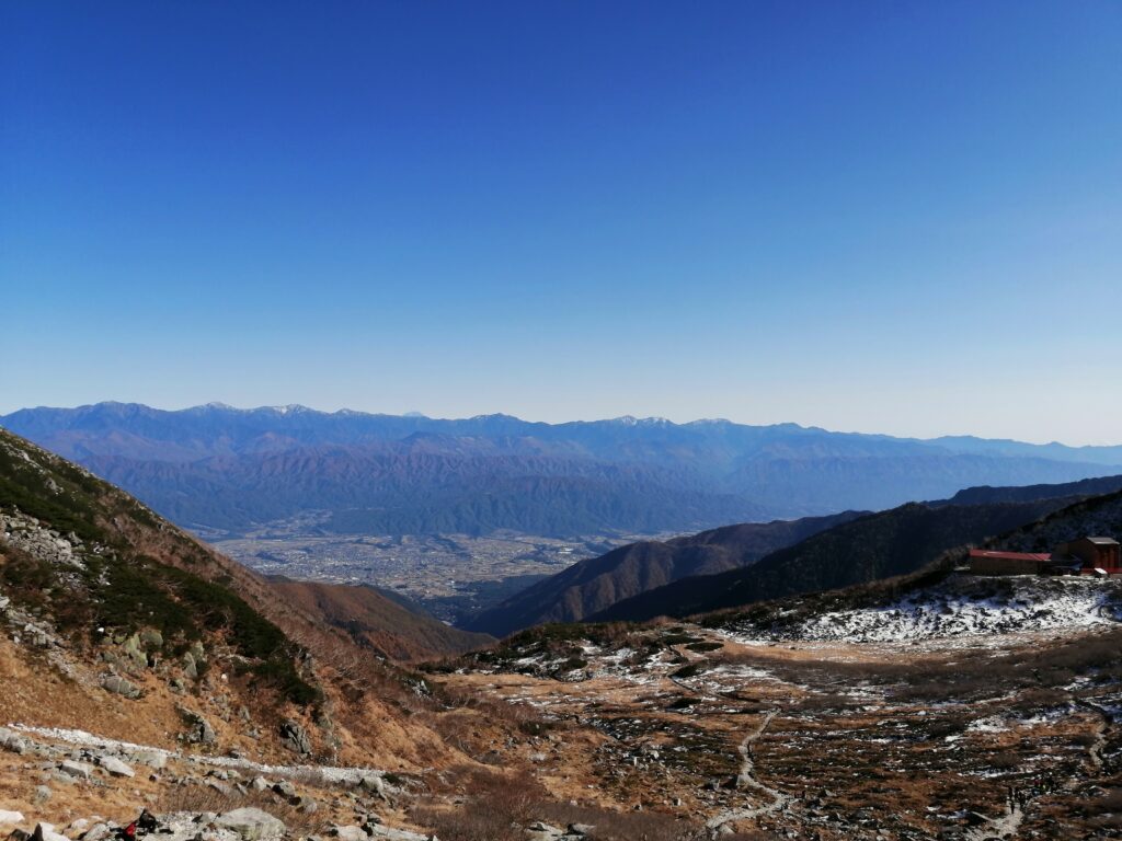 Alps el Sud (Minami Alps), al fons, i l'hotel Senjojiki en primer pla
