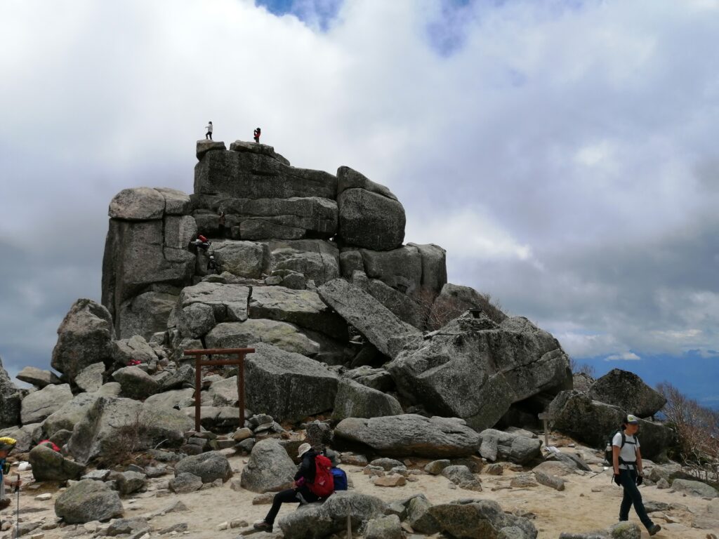 Formació rocosa al cim de Kinpu