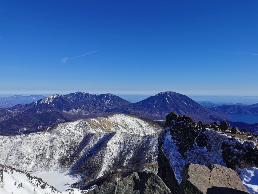 Vista de Nantai des de Nikko-Shirane, a l'hivern