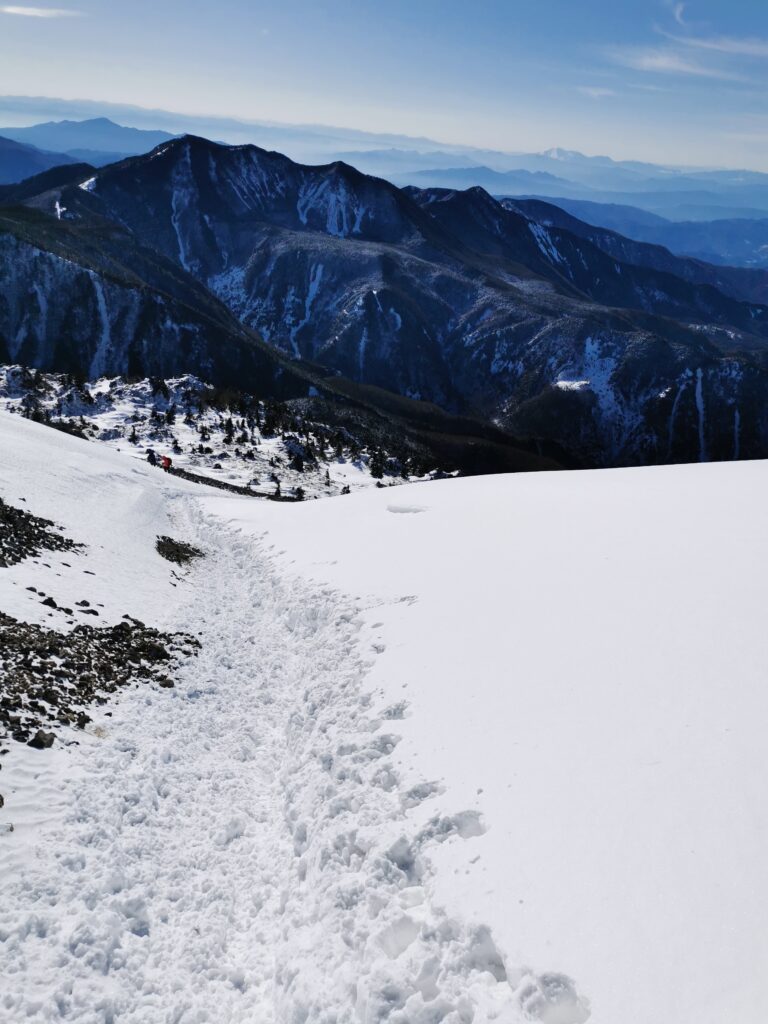 Petjades a la neu a prop del cim de Nikko-Shirane