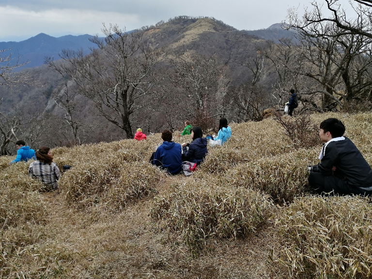 Distància social a l'hora de dinar al cim de Tanzawa