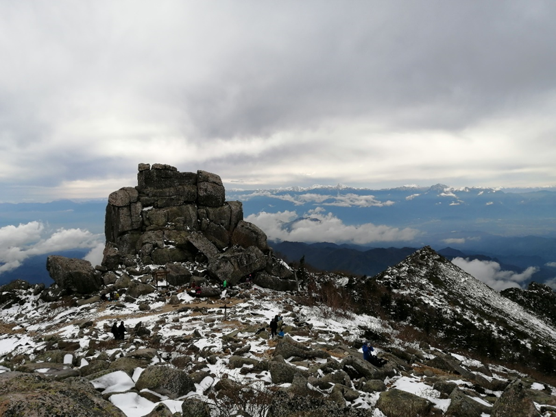 Agrupació rocosa al cim de Kinpu