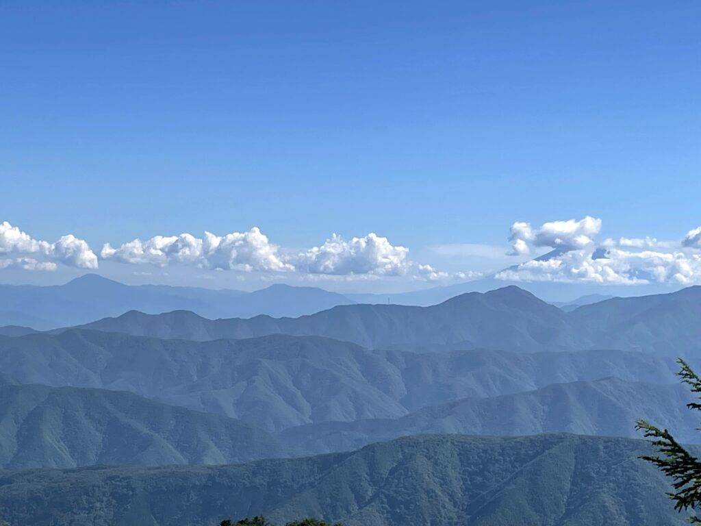 Vistes des de la cresta de Kumotori, amb el Fuji entre els núvols