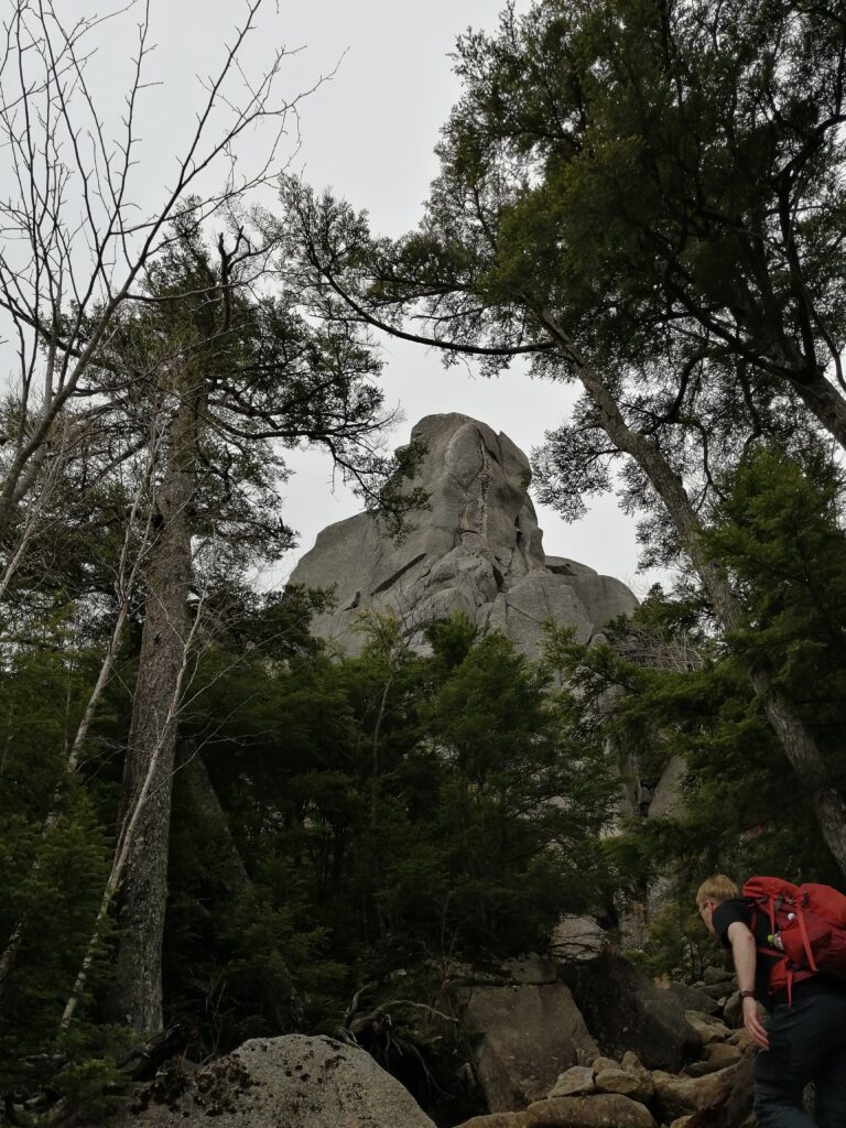 La icònica roca de Mizugaki des de la seva base