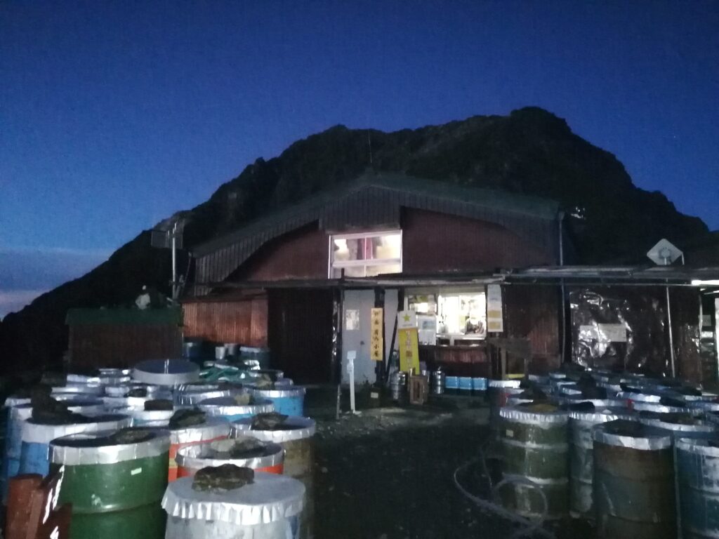 Refugi de Katanokoya de nit, amb Kitadake al darrere