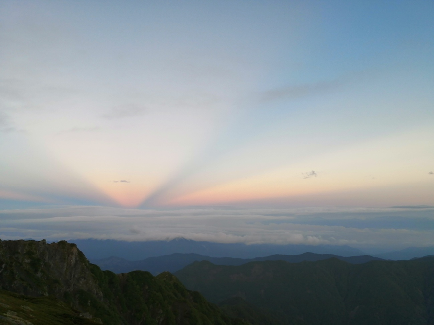 Curiós fenomen de la sortida de sol reflectida cap a l'oest
