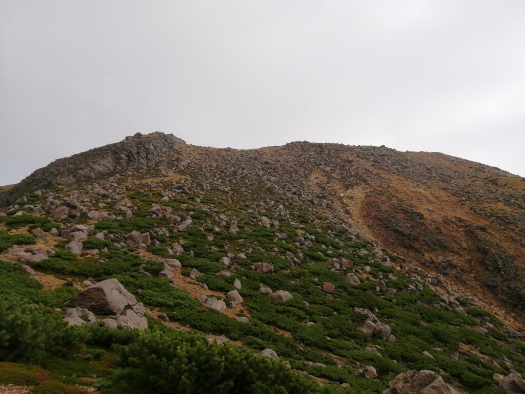 Vista de Meakan poc desprès de començar els descens