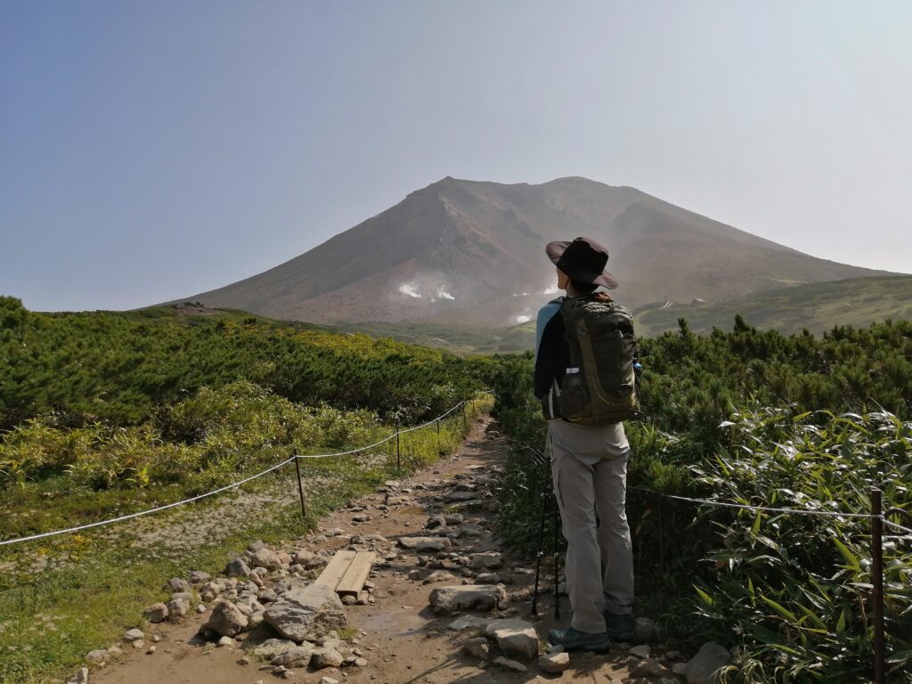 Una altre vista d'Asahidake al fons, des de el punt d'inici desprès del telefèric