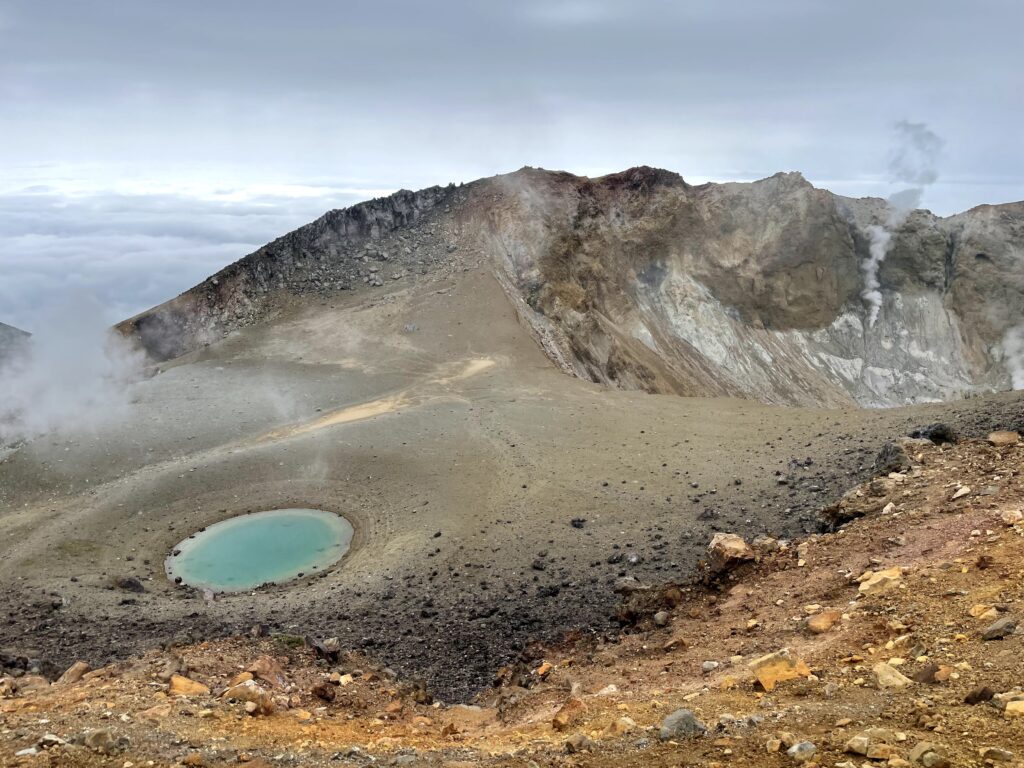 Crater de Meakan amb l'estany verd turquesa