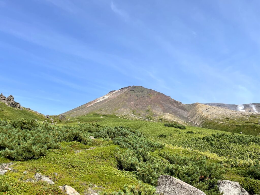 Vista de Asahidake arribant a la zona del teleferic, cap al final de l'excursió