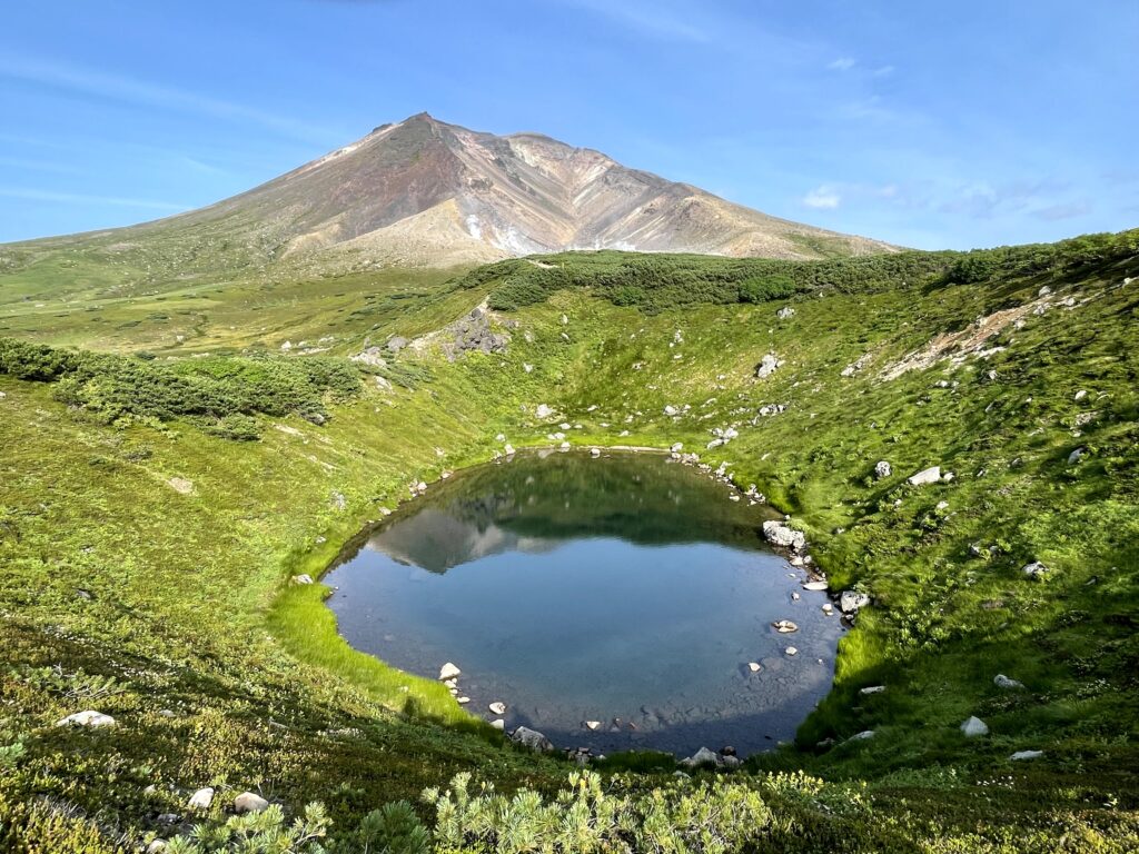Efecte espill a un dels estanys a prop del punt d'inici de Asahidake