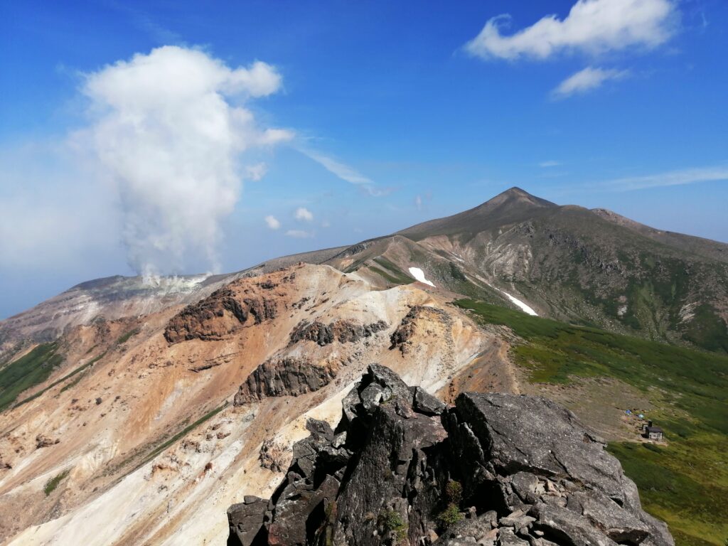 La part volcànica a l'esquerra de la cresta de Tokachi