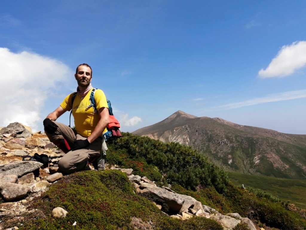 Tokachidake al fons, fent una pausa en el camí