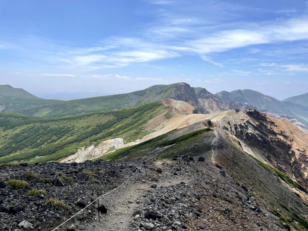 La part verda a la dreta de la cresta de Tokachi