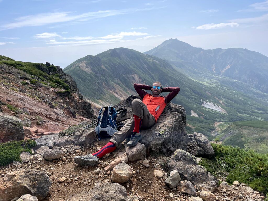 Fent un descans a Kami-Furano, amb el mont Furano al fons