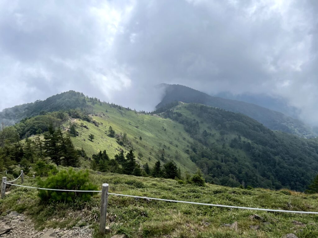 Vistes de la cresta del camí de baixada de Daibosatsu