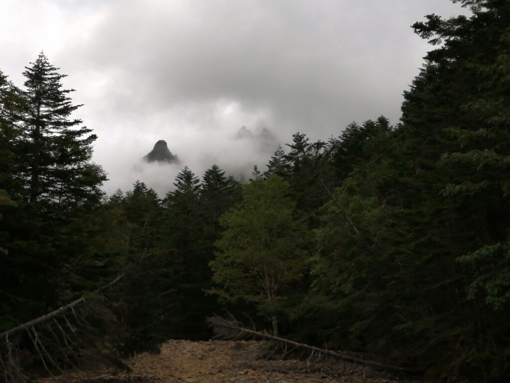 Vistes d'Akadake des del camí pel bosc