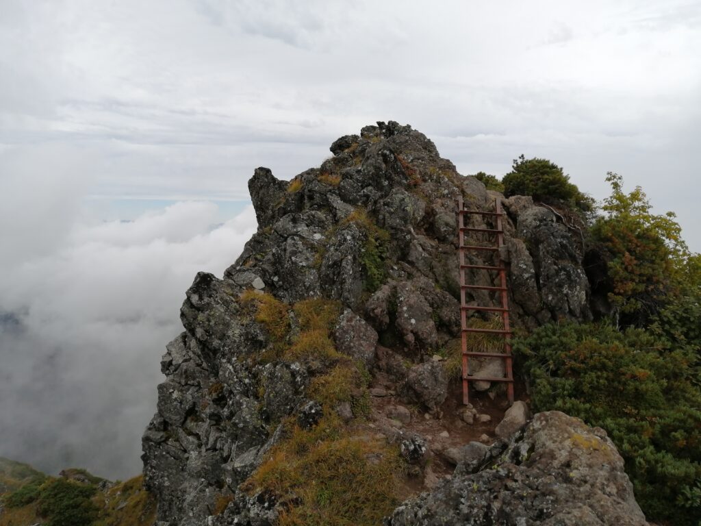 Un escala per ajudar a pujar un punt de la cresta de Yatsugatake