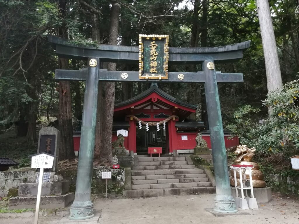 Porta torii a l'entrada del mont Nantai