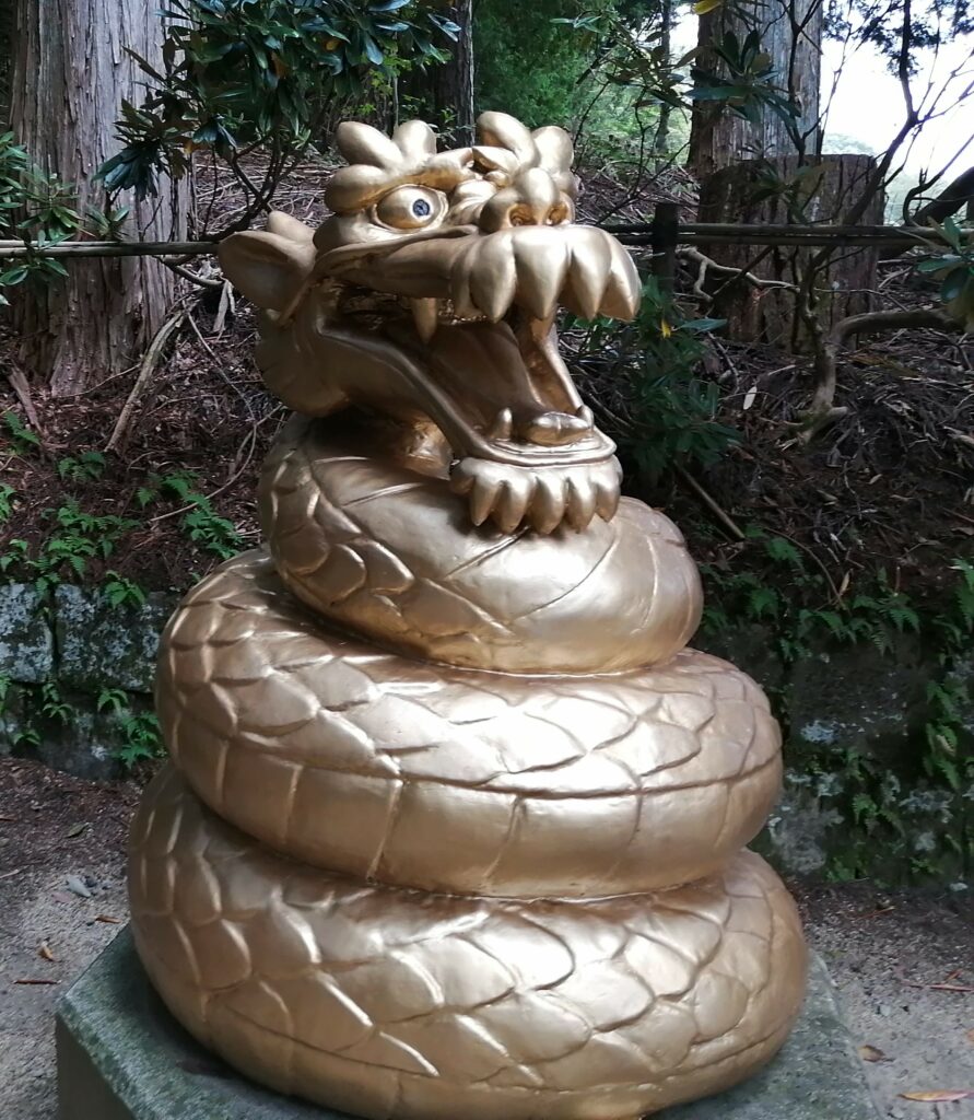 Dragó daurat a l'entrada del mont Nantai