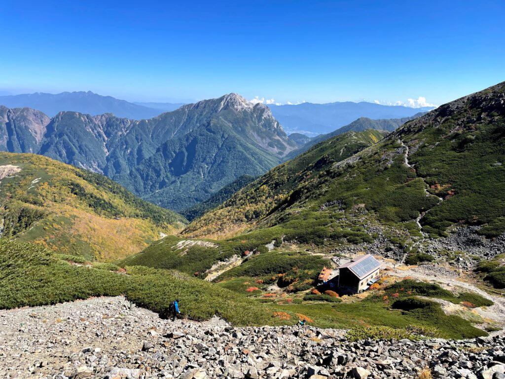 El refugi de Senjo, a la base de la muntanya homònima. Kai-Komagate es pot veure als fons.