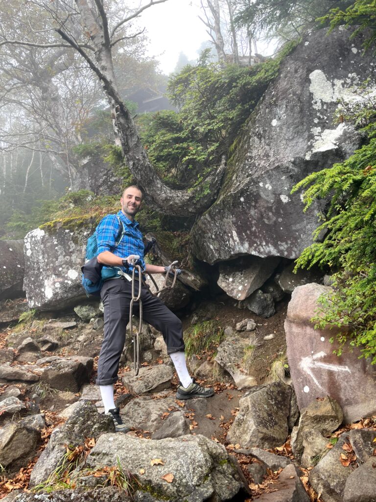 Unes cadenes al camí d'ascens, tot i que no són per pujar