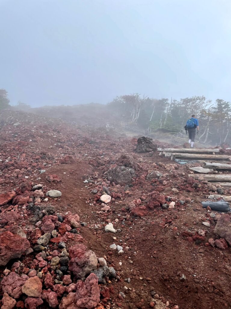 Arribant al cim del mont Nantai, per una camí de roques rogenques