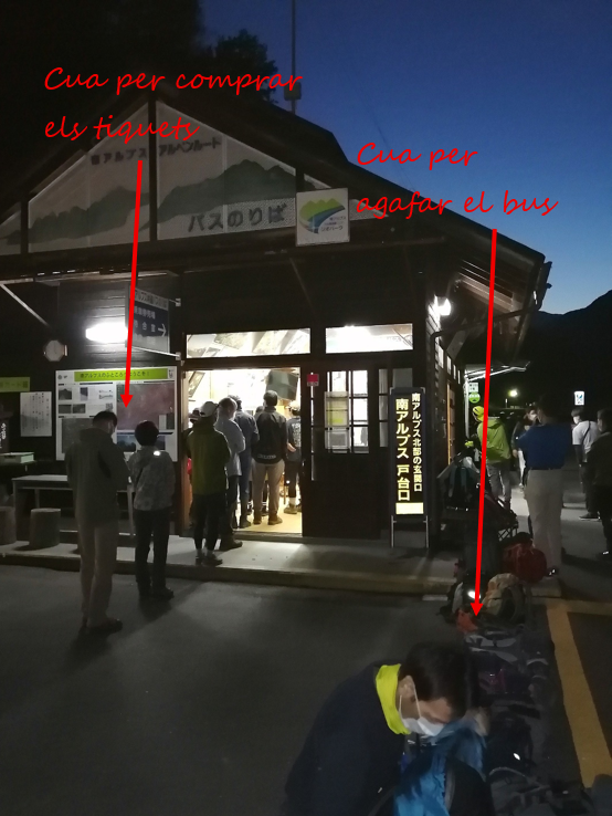 Exemple de les cues de l'autobús per arribar a Komorebi, refugi al punt d'inici de Senjogatake