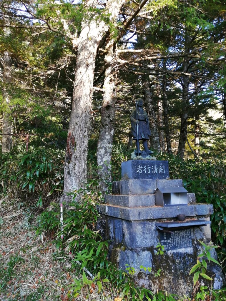 Estàtua al començament del camí a Ontake