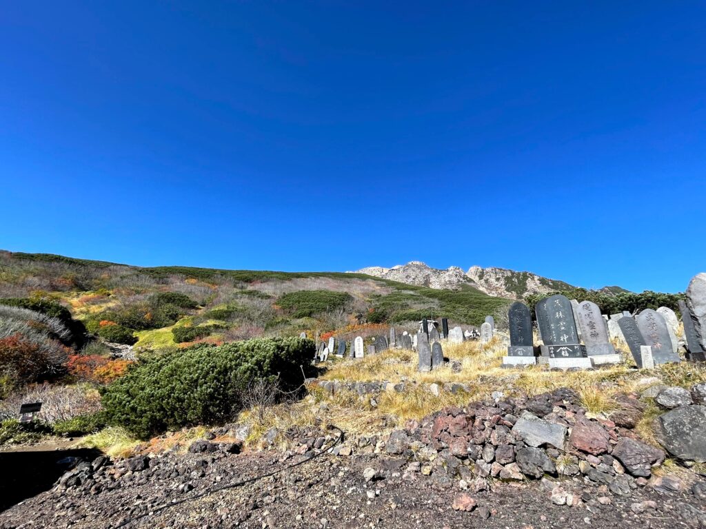 Vista del cementiri a prop del refugi de Gyoba