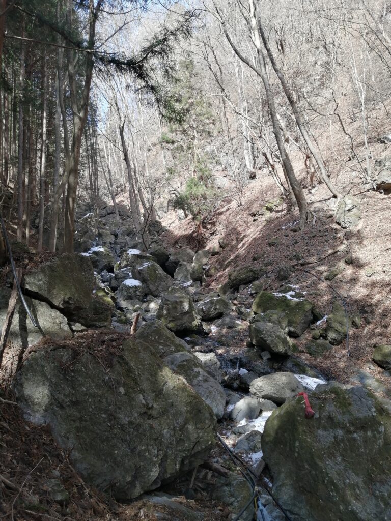 El riu al costat del camí a Ryokami