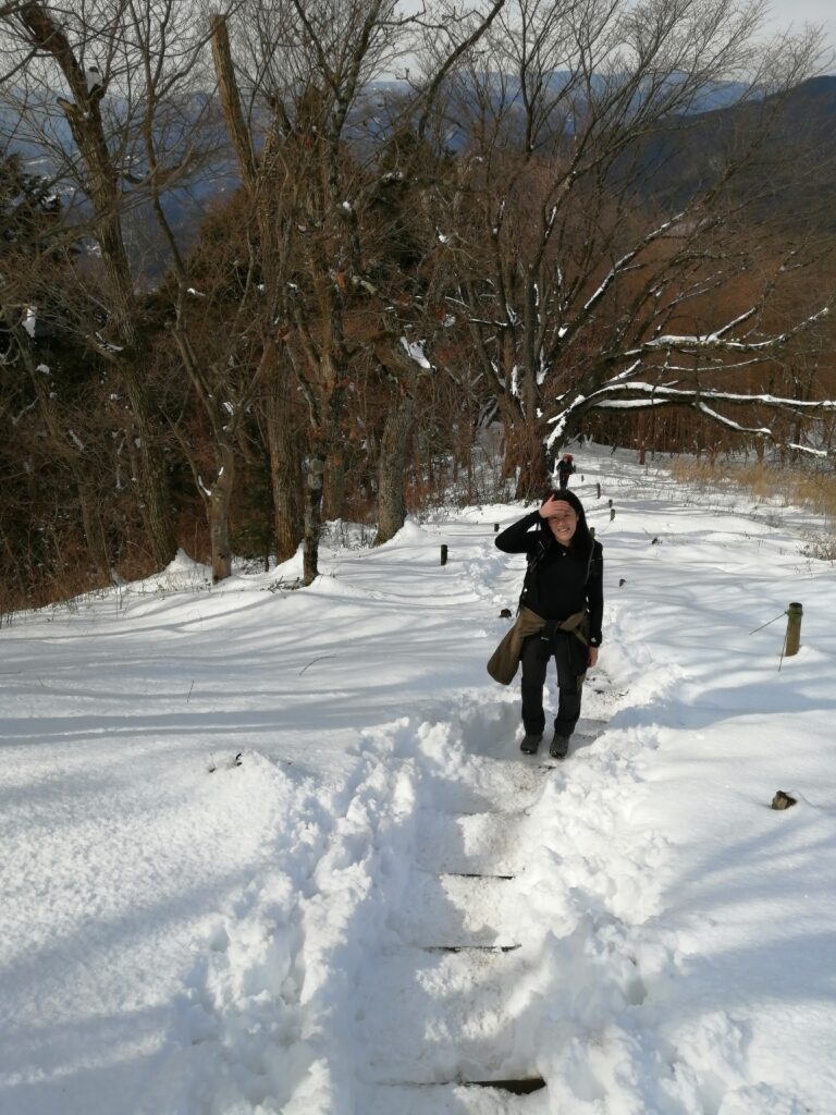 A punt d'arribar al mont Jinba, tot covert de neu