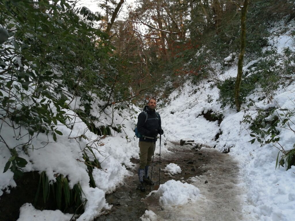 Camí nevat de Jinba a Takao a l'hivern