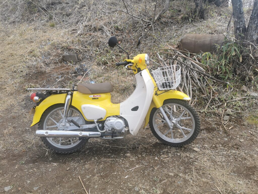 Una Honda de color groc per pujar a Jinba