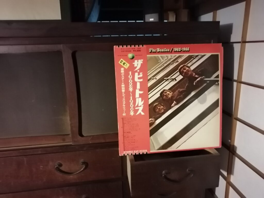 The Red Album del Beatle, a una casa d'hostes a Nara