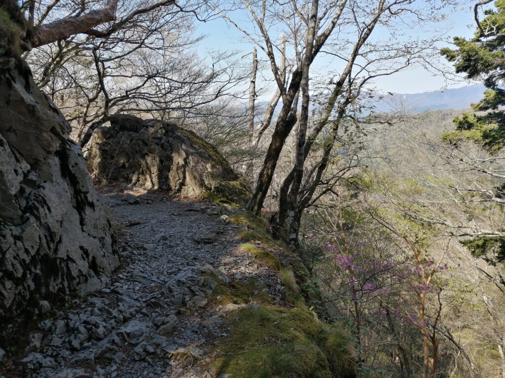 Camí de descens al riu, des del centre de visitants d'Odaigahara, a vistes als barrancs