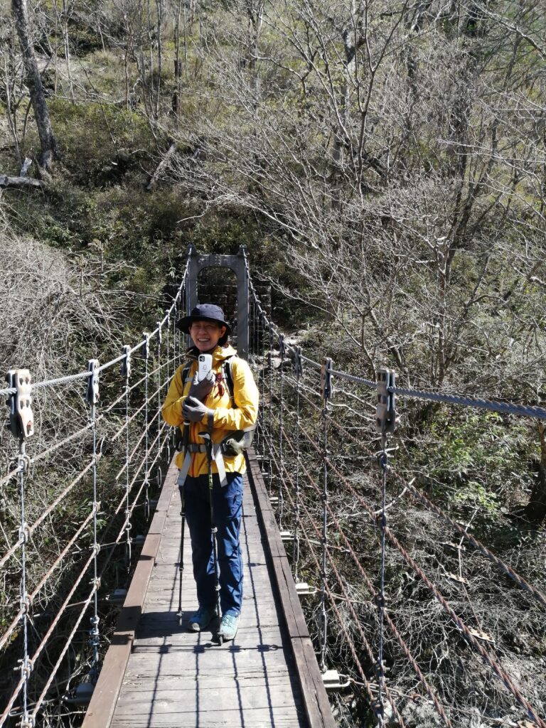 Al pont sobre el riu Shiokara, camera en mà
