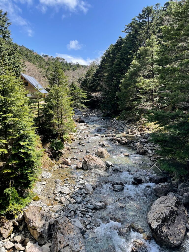 Riu i refugi al camí de descens de Hakkyogatake