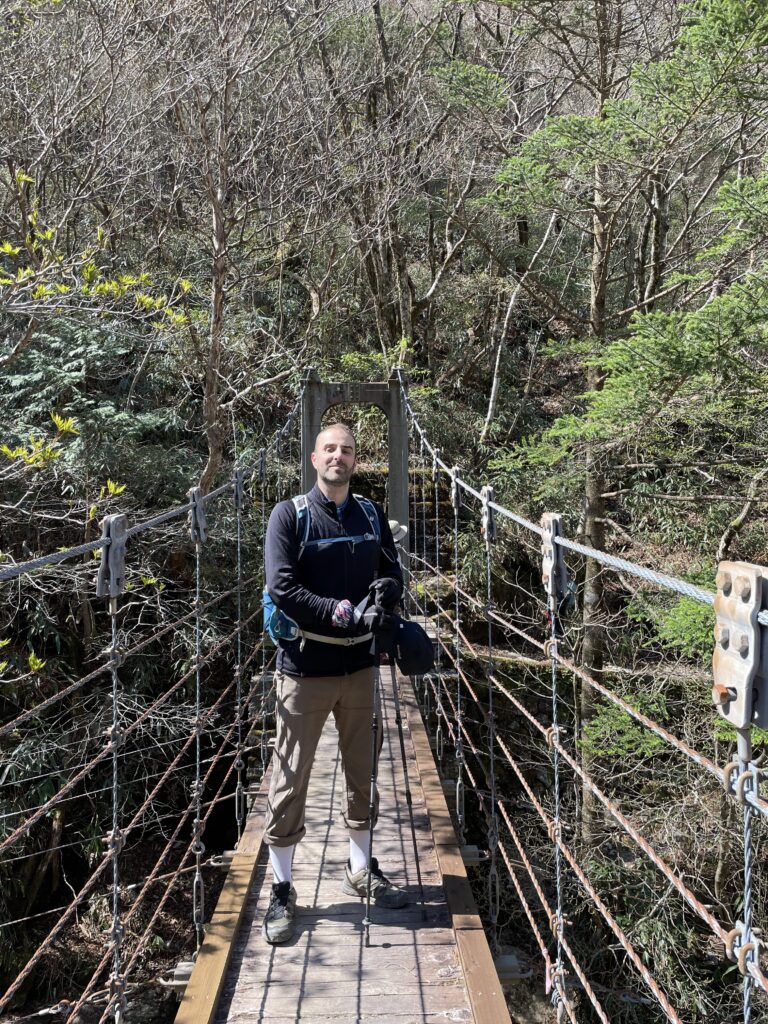 Al pont sobre el riu Shiokara