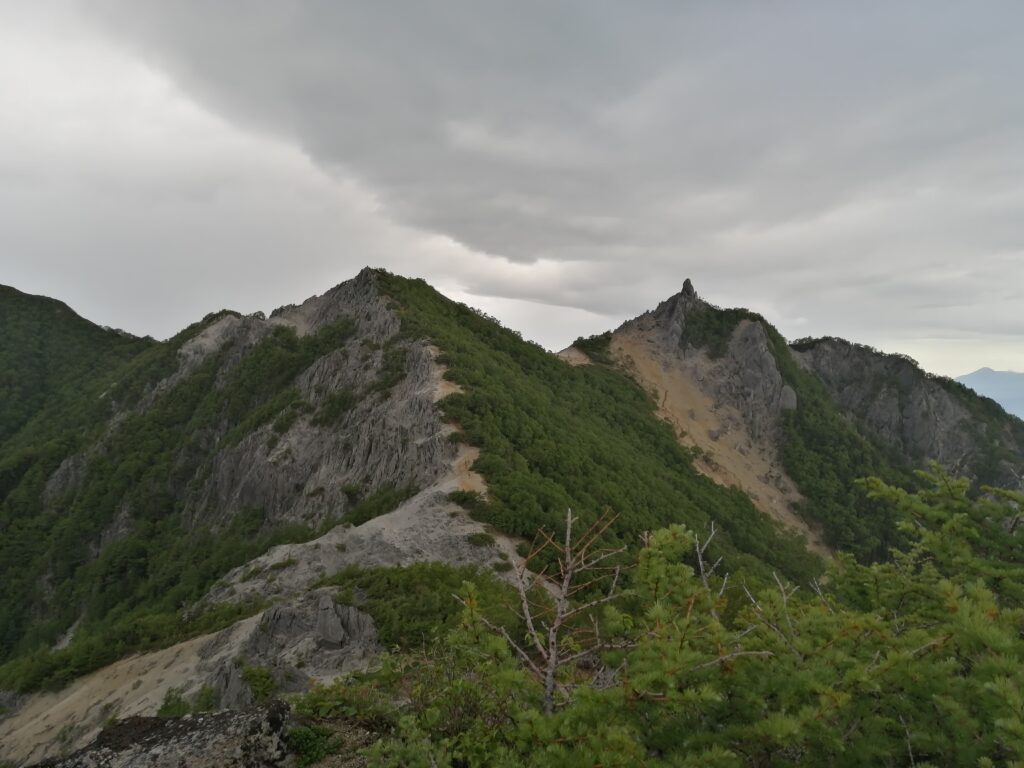 Vista de l'obelisc de Jizōdake camí al segon pic de Hoo-san